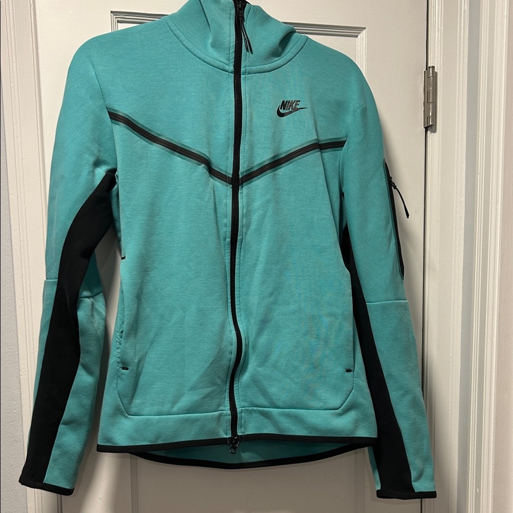 Men’s Nike Tech Fleece size Small
